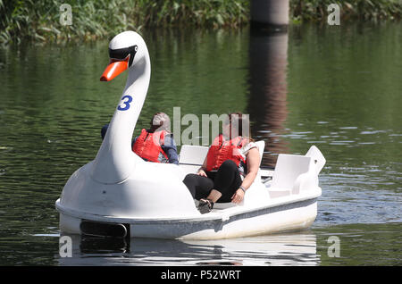 Leute, Fahrt mit dem Boot in der Queen Elizabeth Olympic Park im Osten von London, während die vorhergesagte warme Wetter. PRESS ASSOCIATION. Bild Datum: Sonntag, Juni 24, 2018. Photo Credit: Isabel Infantes/PA-Kabel Stockfoto