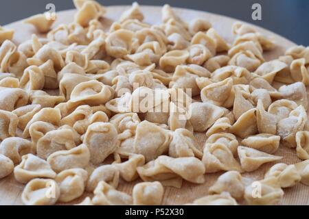 hausgemachte Tortellini, berühmte Pasta in Bologna, Italien Stockfoto