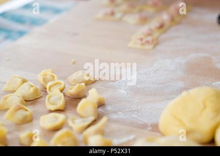 hausgemachte Tortellini, berühmte Pasta in Bologna, Italien Stockfoto