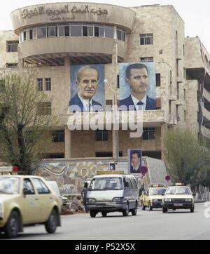 Syrien. Damaskus. Plakat mit Porträts der Präsidenten Hafez Al-Hassad (1930-2000) und Bashar al-Assad (b. 1965). Foto vor dem syrischen Bürgerkrieg. Stockfoto