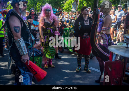 Die Street Parade ist der Höhepunkt des Karnevals der Kulturen zu Pfingsten Wochenende in Berlin. Stockfoto