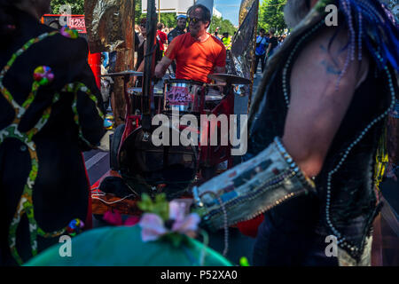 Die Street Parade ist der Höhepunkt des Karnevals der Kulturen zu Pfingsten Wochenende in Berlin. Stockfoto