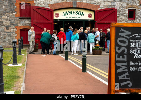 Midleton Destillerie und Touristen am Eingang der Old Jameson Whiskey Distillery in Midleton, Irland, für die geführte Jameson Experience Tour. Stockfoto