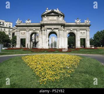 ARTE S. XVIII. ESPAÑA. SABATINI, Francesco (Palermo, 1722 - Madrid, 1797). Arquitecto Italiano. PUERTA DE ALCALA. Obra del año 1764, de estilo neoclásico proyectada y Como parte de la ordenación urbanística de Madrid promovida por el monarca Carlos III. MADRID. Stockfoto