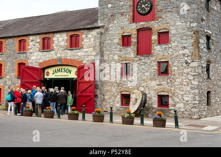 Midleton Distillery Jameson Erleben Sie geführte Tour und Touristen am Eingang der Old Jameson Whiskey Distillery in Midleton County Cork Ireland. Stockfoto