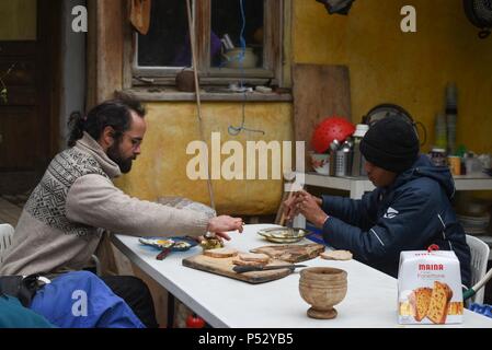 Februar 7, 2017 - Breil-sur-Roya, Frankreich: Cedric Herrou hat Mittagessen mit Mohamed Sadeq, eine junge sudanesische Zuwanderer, der drei Tage zuvor in der Roya Valley angekommen. Cedric Herrou dejeune Chez Lui avec Mohamed Sadeq, un jeune Migrant soudanais ankommen Trois jours plus tot dans la Vallee de La Roya. Stockfoto