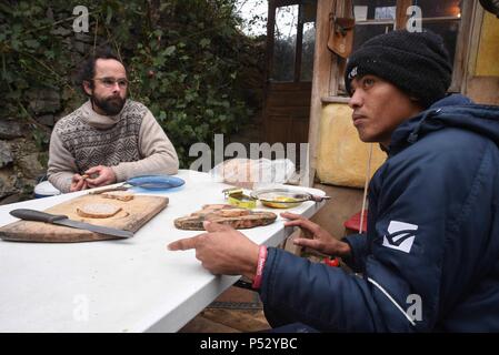 Februar 7, 2017 - Breil-sur-Roya, Frankreich: Cedric Herrou hat Mittagessen mit Mohamed Sadeq, eine junge sudanesische Zuwanderer, der drei Tage zuvor in der Roya Valley angekommen. Cedric Herrou dejeune Chez Lui avec Mohamed Sadeq, un jeune Migrant soudanais ankommen Trois jours plus tot dans la Vallee de La Roya. Stockfoto