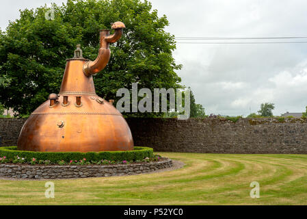 Midleton Distillery und der emblematische Copper Still Pot am Eingang der Old Jameson Whiskey Distillery in Midleton, County Cork, Irland. Stockfoto