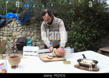 Februar 7, 2017 - Breil-sur-Roya, Frankreich: Cedric Herrou hat Mittagessen mit Mohamed Sadeq, eine junge sudanesische Zuwanderer, der drei Tage zuvor in der Roya Valley angekommen. Cedric Herrou bereiten le Dejeuner gießen Mohamed Sadeq, un jeune Migrant soudanais ankommen Trois jours plus tot dans la Vallee de La Roya. Stockfoto