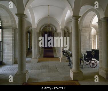 PATRIMONIO NACIONAL ARTE S. XVIII. ESPAÑA. PALACIO DE AYLLON. Real Sitio de la monarquía Española, cuya construcción se inició en el año 1752 según un Proyecto de V. RABAGLIO. Vista del VESTIBULO y la ESCALERA PRINCIPAL, al Fondo, Obra de Humberto DUMANDRE y Andrés BERTRAND. Provincia de Segovia. Castilla-León. Stockfoto