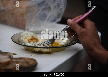 Februar 7, 2017 - Breil-sur-Roya, Frankreich: Cedric Herrou hat Mittagessen mit Mohamed Sadeq, eine junge sudanesische Zuwanderer, der drei Tage zuvor in der Roya Valley angekommen. Cedric Herrou dejeune Chez Lui avec Mohamed Sadeq, un jeune Migrant soudanais ankommen Trois jours plus tot dans la Vallee de La Roya. Stockfoto