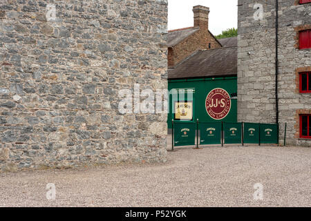 Ansichten und Details vom Courtyard of the Old Jameson Whiskey Distillery in Midleton Ireland für die Jameson Experience Tour East Cork. Stockfoto