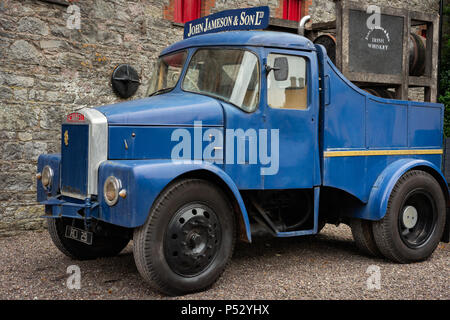 Blauer Vintage-Truck in der Old Jameson Whiskey Distillery in Midleton, Irland Stockfoto