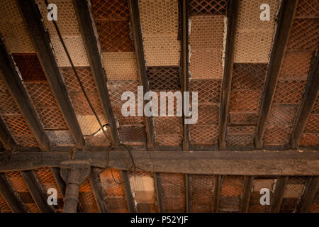 Im Malz- und Brennraum der Old Jameson Whiskey Distillery in Midleton, County Cork, Irland, befindet sich eine Schwalbe unter dem Boden des Malt House. Stockfoto