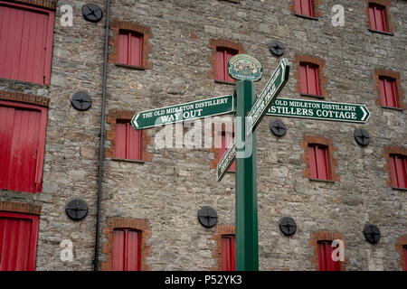 Midleton Distillery und symbolische Fingerpost im Courtyard of the Old Jameson Whiskey Distillery in Midleton, Irland The Jameson Experience Tour. Stockfoto