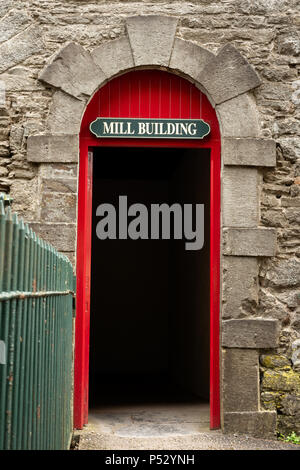 Midleton-Destillerie und rotes Vintage-Tor im Innenhof der Fabrik der Old Jameson Whiskey Distillery in Midleton, Irland. Stockfoto