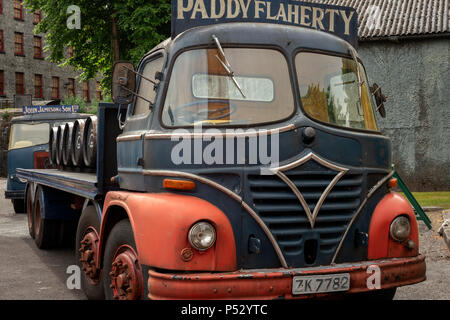 Blauer Vintage-Truck im Innenhof der Old Jameson Whiskey Distillery in Midleton, County Cork, Irland. Stockfoto