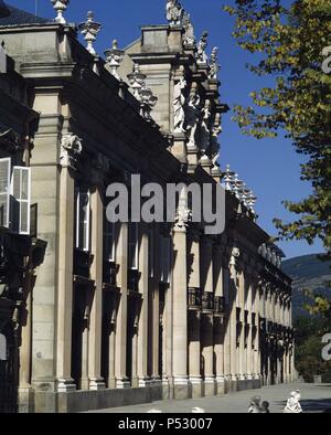 ARTE S. XVIII. ESPAÑA. LA GRANJA DE SAN ILDEFONSO. Real Sitio de la monarquía Española fundado por Felipe IV hacia El año 1720. Vista de la FACHADA PRINCIPAL del Palacio Real (1721-23). Provincia de Segovia. Castilla-León. PATRIMONIO NACIONAL. Stockfoto