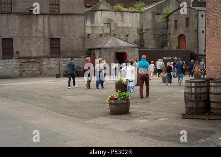 Gruppe von Touristen während der Jameson Experience Führung im Innenhof der Old Jameson Whiskey Distillery in Midleton Irland. Stockfoto