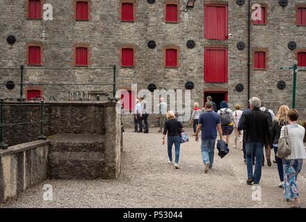 Midleton Destillerie und Jameson Experience Tour Trail und Touristen im Courtyard of the Old Jameson Whiskey Distillery in Midleton, Irland. Stockfoto