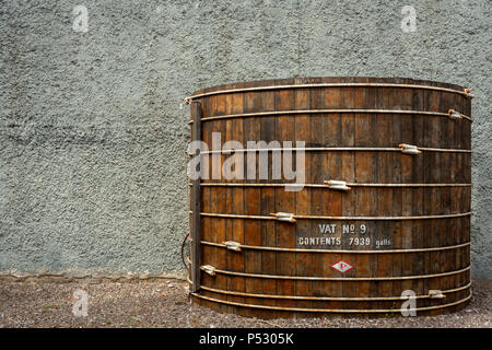 Großer Vintage-Container im Courtyard der Jameson Whiskey Distillery in Midleton Irland als Teil des geführten Jameson Experience Tour Trail. Stockfoto