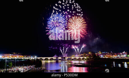 Feuerwerk über dem Fluss Guadiana in Badajoz, Spanien Stockfoto