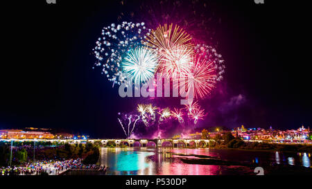 Feuerwerk über dem Fluss Guadiana in Badajoz, Spanien Stockfoto