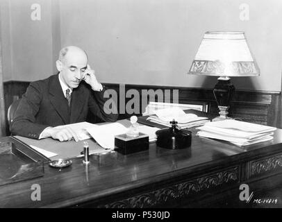 Gregorio Martínez Sierra, escritor Español. Contribuyó a la Fundación de las revistas más importantes del Modernismo Español. Asesor de cultura Española de los Estudios de la Metro-Goldwyn-Mayer, en Hollywood. En la Foto aparece en su despacho. Stockfoto