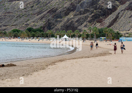 Las Teresitas, Teneriffa, Kanarische Inseln. die Frau zu Fuß auf den Sand der Mann Las Teresitas Strand (Playa) Stockfoto