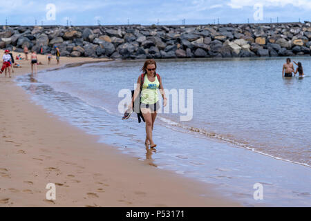 Las Teresitas, Teneriffa, Kanarische Inseln. die Frau zu Fuß auf den Sand der Mann Las Teresitas Strand (Playa) Stockfoto