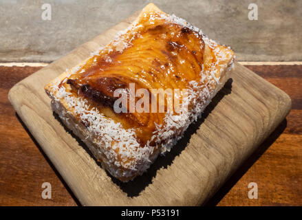 Apfelkuchen serviert auf einem hölzerne Tafel Stockfoto