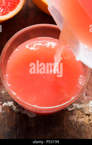 Rote Grapefruit Saft, gegossen Stockfoto