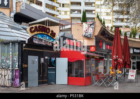 Berlin, Deutschland, Casino 36 und Imbiss Burger House am Kottbusser Tor in Berlin-Kreuzberg. Stockfoto