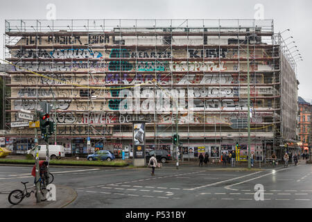 Berlin, Deutschland, Baugeruest und Graffiti auf der Brandwand von der Ecke Gebäude in der hermannstraße Ecke Hasenheide in Berlin-neukölln Stockfoto