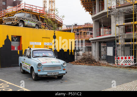 Berlin, Deutschland, Trabi Welt und Baustelle für Wohngebäude in der Zimmerstraße in Berlin-Mitte Stockfoto