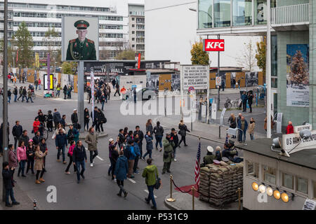 Berlin, Deutschland, Touristen am Checkpoint Charlie in der Friedrichstraße in Berlin-Mitte. Stockfoto