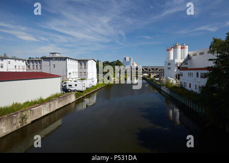 Berlin, Deutschland - Gewerbliche Gebäude auf dem Neukoellner Versand Kanal in Berlin-neukölln. Stockfoto