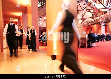 Berlin, Deutschland - Service in eleganter Schrank, während das Essen im Rahmen einer festlichen Abendveranstaltung. Stockfoto