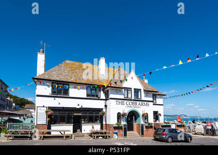 LYME Regis, Dorset, Großbritannien, 14. Juni 2018: Der Cobb Arme befindet sich neben dem Hafen in Lyme Regis. Stockfoto