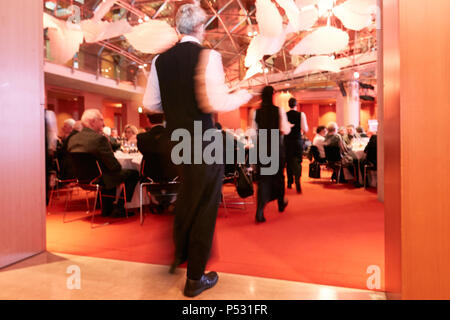 Berlin, Deutschland - Service in eleganter Schrank, während das Essen im Rahmen einer festlichen Abendveranstaltung. Stockfoto