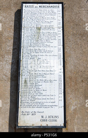 LYME Regis, Dorset, Großbritannien, 14. Juni 2018: Aushang der Liste Landing Preise verschiedener Güter im Cobb Hafen. Vom 1879. Stockfoto
