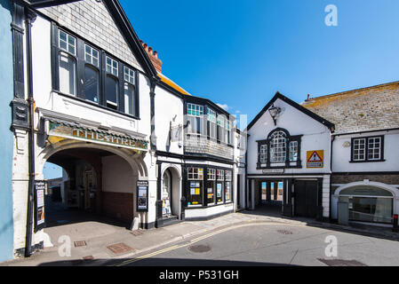 LYME Regis, Dorset, Großbritannien, 14. Juni 2018: der Kreuzung der Church Street und Bridge Street bildet eine enge Kurve, wenn die Stadt Lyme Regis eingeben. Stockfoto
