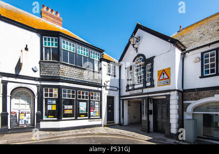 LYME Regis, Dorset, Großbritannien, 14. Juni 2018: der Kreuzung der Church Street und Bridge Street bildet eine enge Kurve, wenn die Stadt Lyme Regis eingeben. Stockfoto