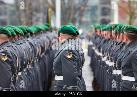 Berlin, Deutschland - Soldaten der Wachbataillon in der Ehrenamtlichen Gericht von der Bundeskanzlei. Stockfoto