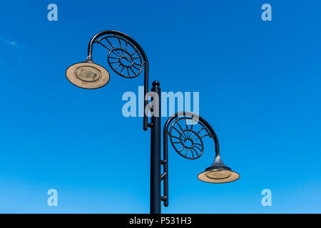 LYME Regis, Dorset, Großbritannien, 14. Juni 2018: Lampen an der Küste von Lyme haben die Ammoniter Design Association der Stadt mit Fossilien zu erkennen. Stockfoto