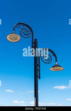 LYME Regis, Dorset, Großbritannien, 14. Juni 2018: Lampen an der Küste von Lyme haben die Ammoniter Design Association der Stadt mit Fossilien zu erkennen. Stockfoto