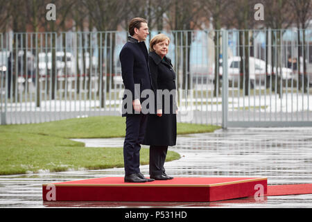 Berlin, Deutschland - die deutsche Bundeskanzlerin Angela Merkel begrüßt die österreichische Bundeskanzler Sebastian Kurz Stockfoto