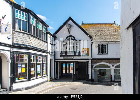 LYME Regis, Dorset, Großbritannien, 14. Juni 2018: der Kreuzung der Church Street und Bridge Street bildet eine enge Kurve, wenn die Stadt Lyme Regis eingeben. Stockfoto