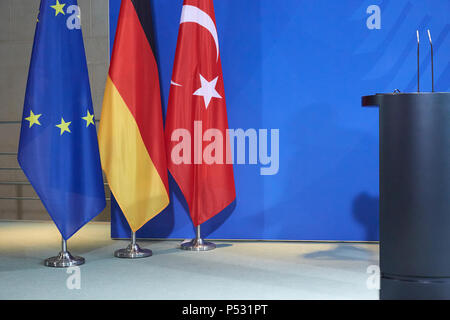 Berlin, Deutschland - die Flagge der Europäischen Union, der Deutschen und der türkischen Flagge vor ein Logo Wand im Bundeskanzleramt. Stockfoto