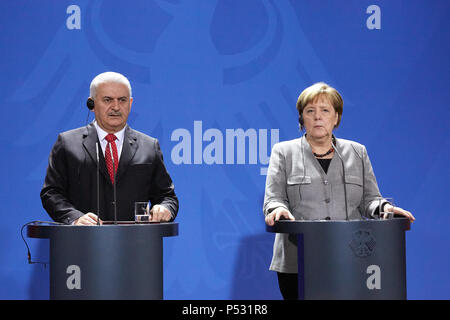 Berlin - Bundeskanzlerin Angela Merkel und der türkische Ministerpräsident Binali Yildirim. Stockfoto